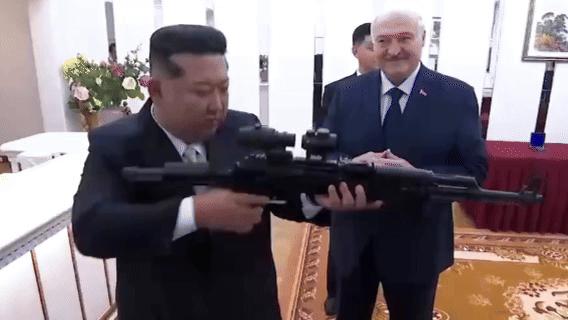 普京的两个“铁哥们”，终于在平壤碰面了。美西方还在绞尽脑汁搞制裁，卢卡申科却直接