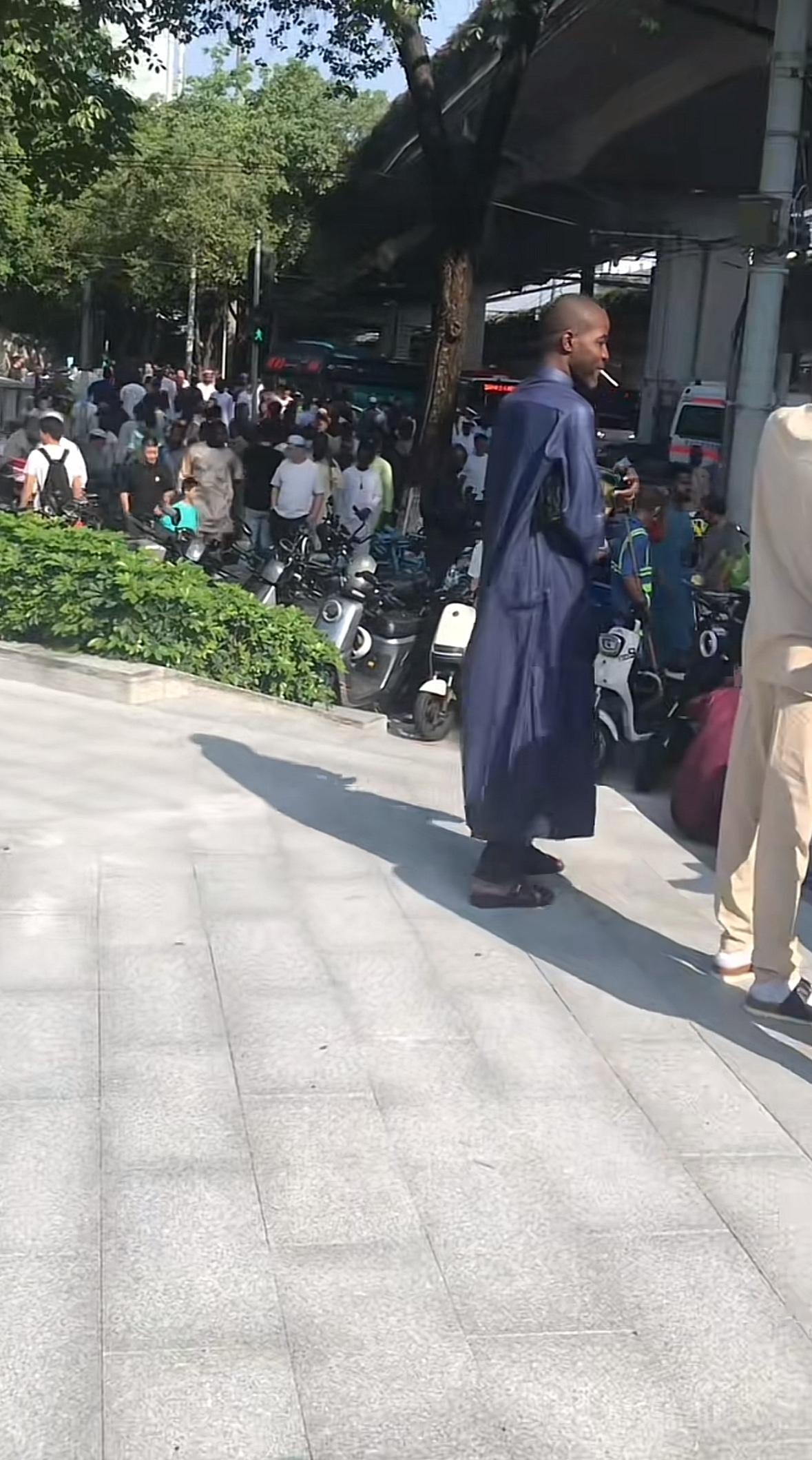 这是网友拍的广州某地，感叹自己好像成了外国人，因为周边全是黑人，也难怪这些黑人各