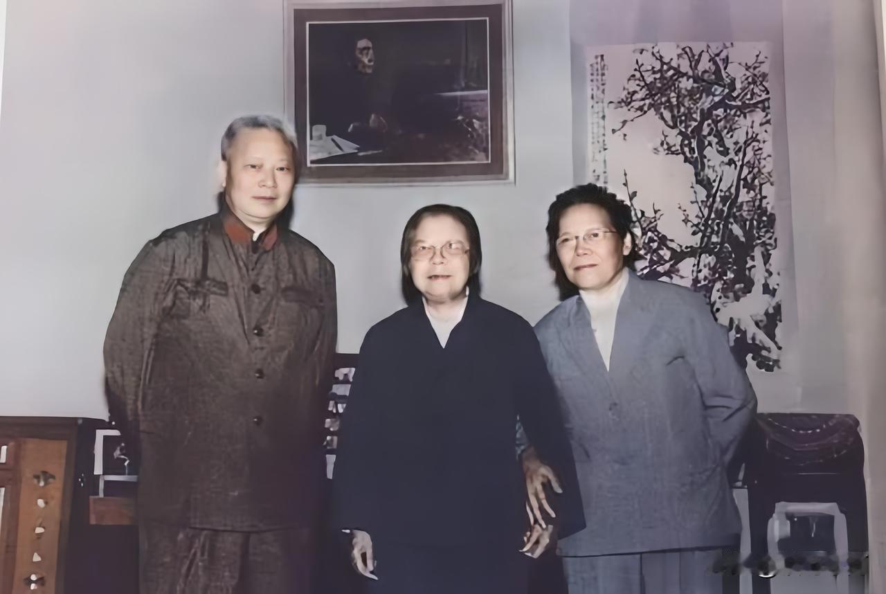🍁1979年，曾任周总理警卫副官的开国少将龙飞虎，携夫人孟瑜看望邓颖超并合影，
