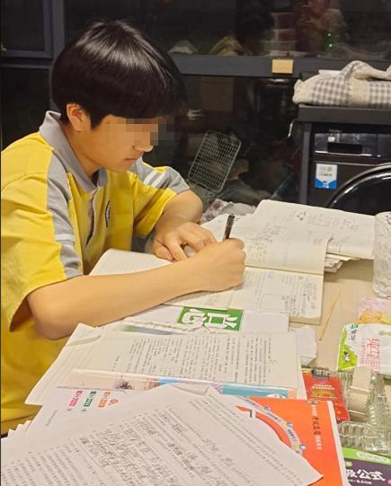 我越来越觉得，现在的学校，真的是在批量生产“精神病”和“抑郁症患者”。我楼上住