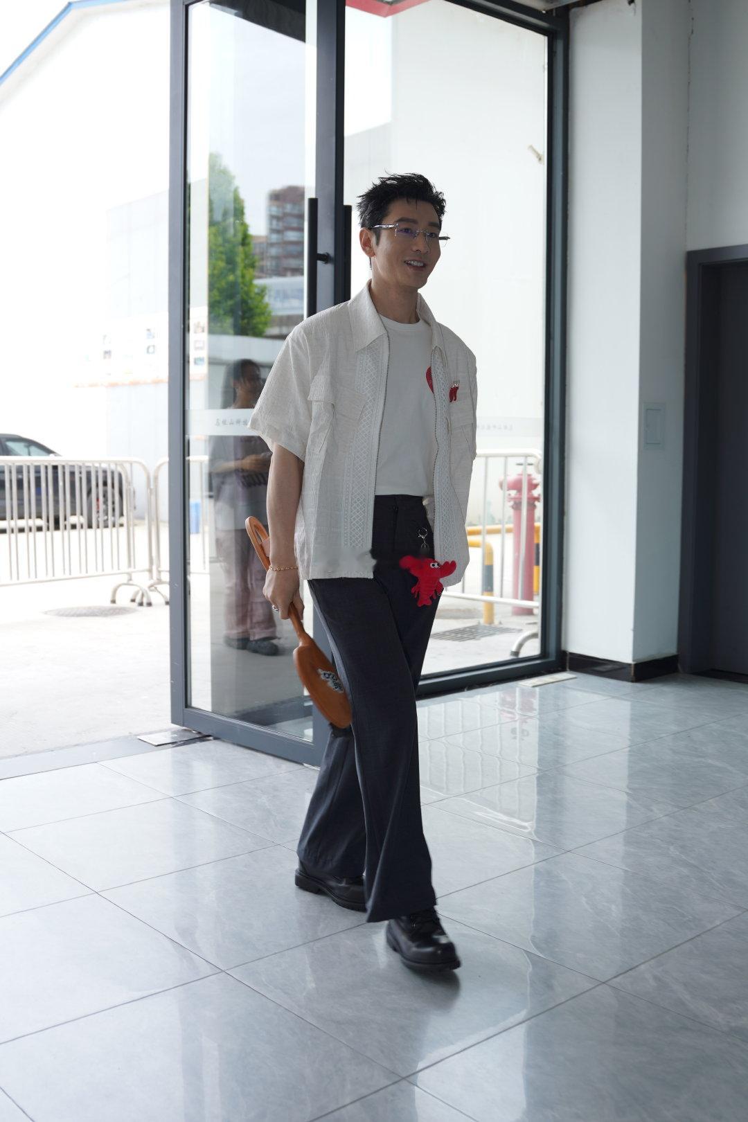 黄晓明是多爱吃又来美食综艺了别人录完一个综艺得歇歇，黄晓明直接无缝衔接下一个美