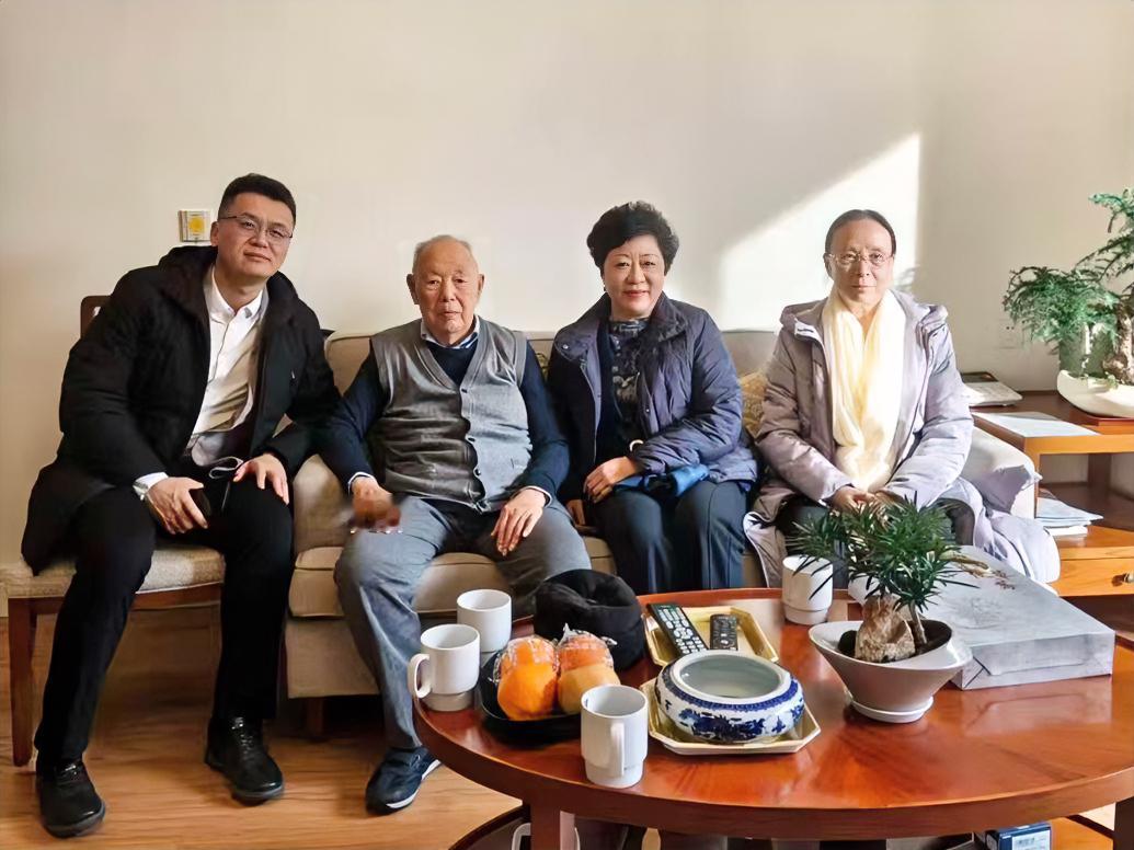 在新春佳节即将来临之际，中国建科党委书记、董事长孙英，党委副书记、总经理范圣权，