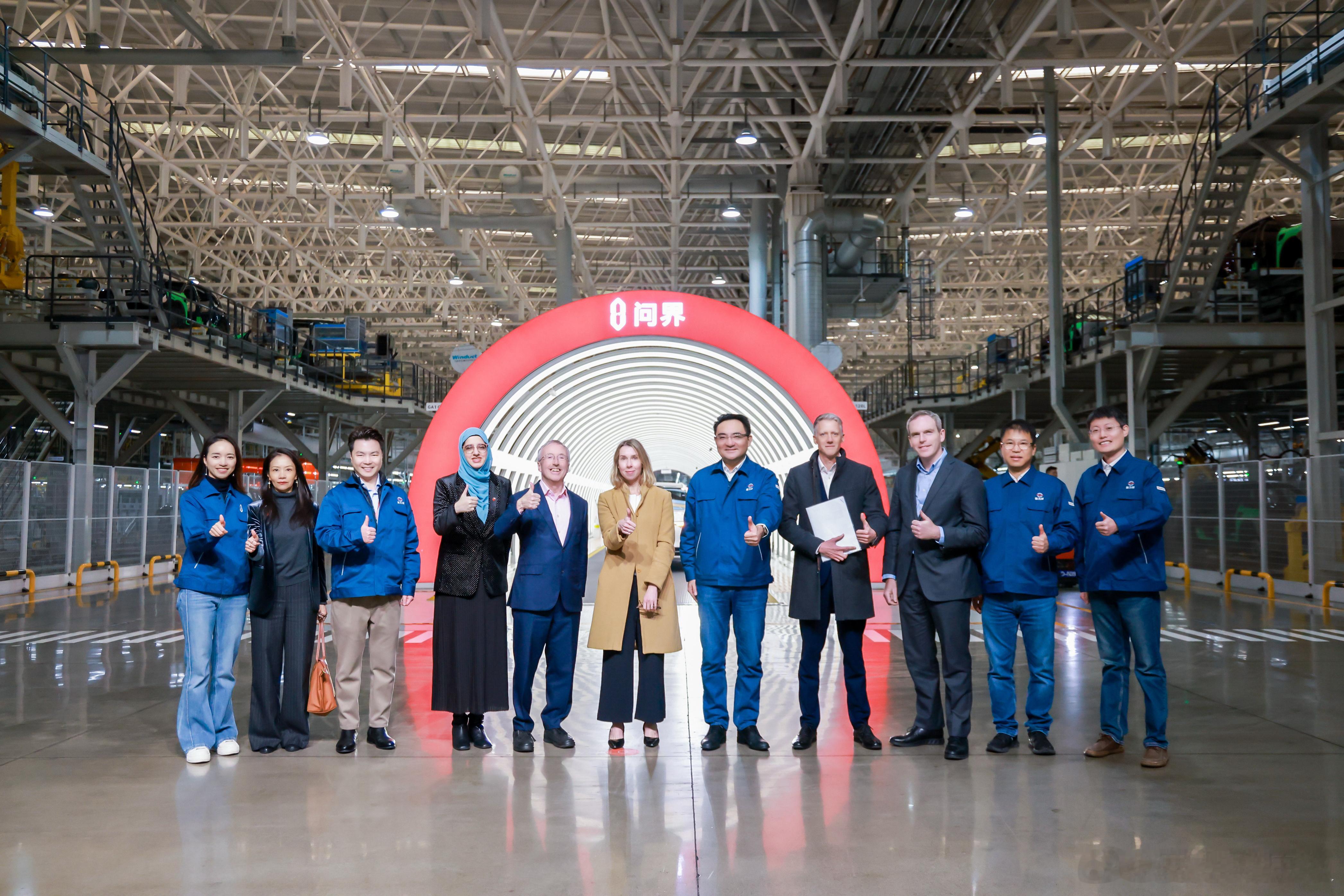 今天在赛力斯超级工厂接待了英国外交部全球事务司司长MelindaBohann