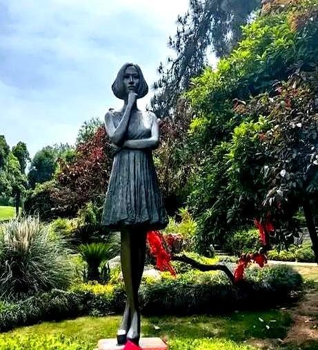 同样是雕像，李玟留给世界，大S只留给一人。S妈抱着冰冷雕像痛哭，网友却炸了