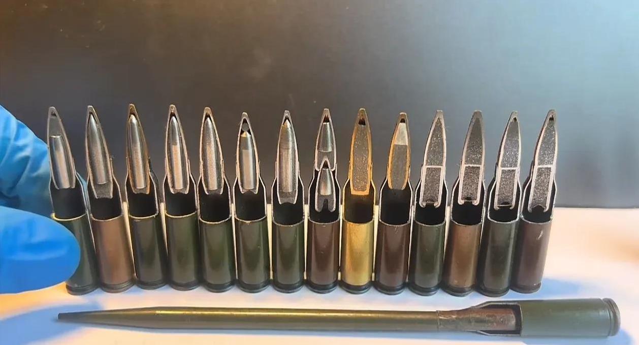 这是国产5.8×42mm步机枪弹全家福，前面那颗横放的箭形子弹较特殊，是国产