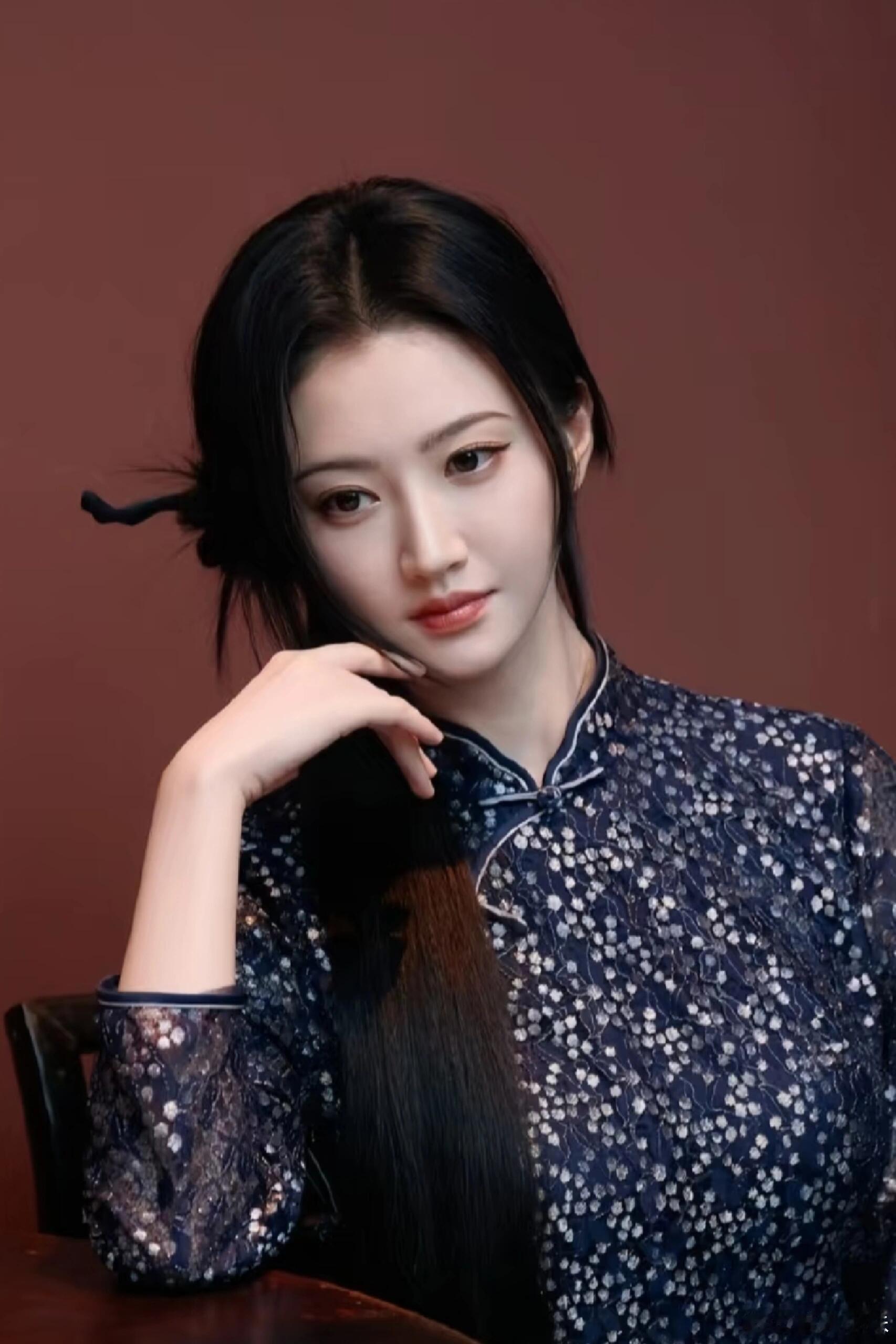 景甜把国风女子的美体现得淋漓尽致温婉沉静，精致大气​​​