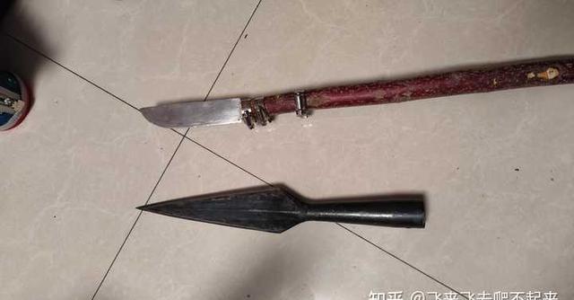 为什么用剑插入人身体后，人在未死亡时就已经无力还击了？在许多以冷兵器为主的小说中