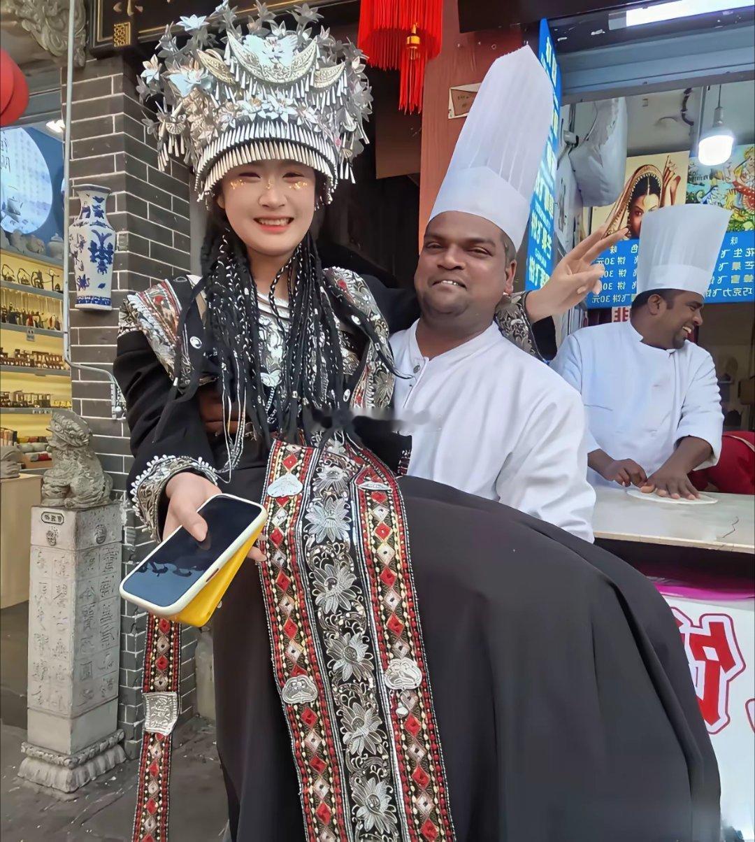 有人去买印度飞饼，为了拍照硬生生把人家做饼的厨师抱在怀里