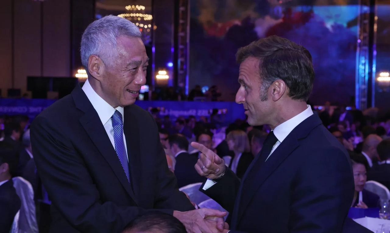 香格里拉现场：李显龙马克龙握手昨晚，在香格里拉论坛的欢迎晚宴上，已经退休的李显