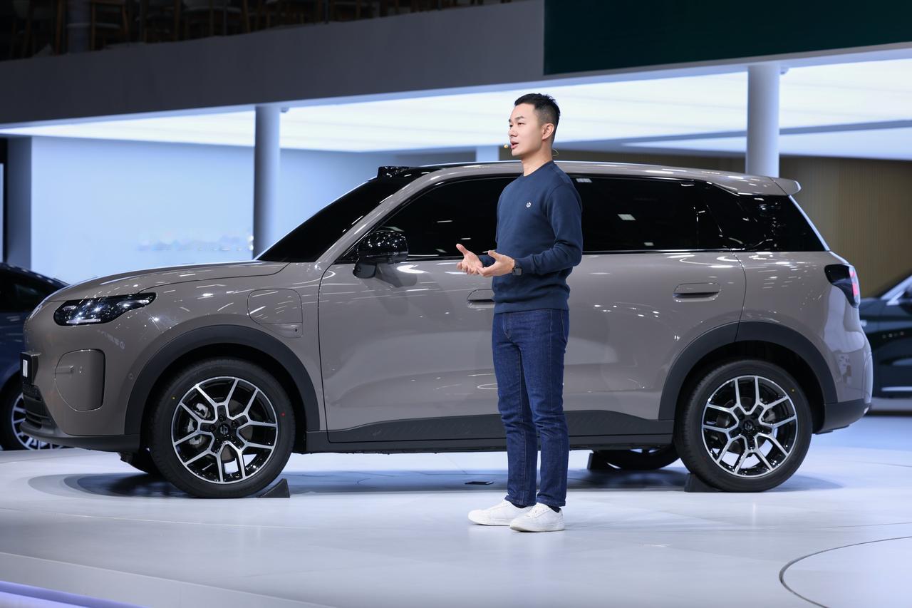 逛完广州车展，我只能说零跑不简单。从车展各个展台的氛围，其实就能看出每个车企