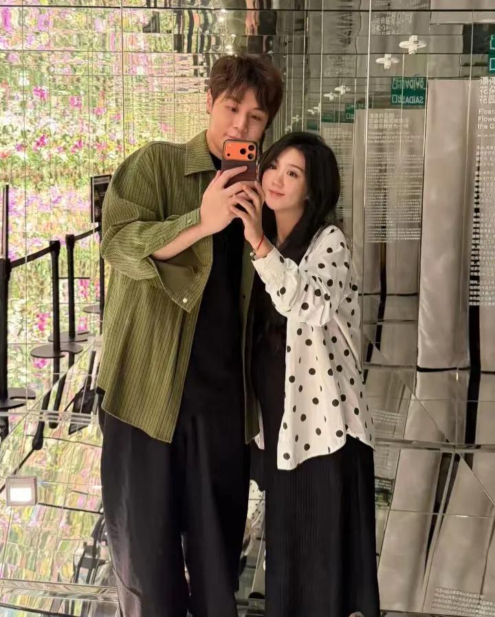 “康天庥”李俊毅结婚七周年，携怀孕妻子到澳门吃西餐庆祝，34岁即将当爸心情大好