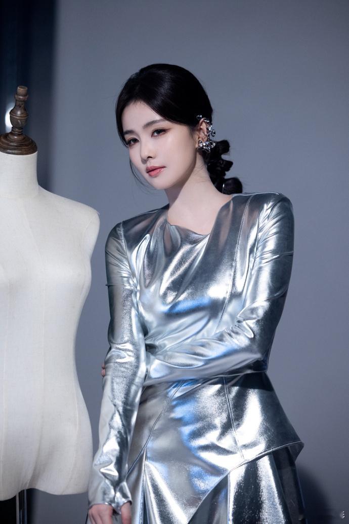 白鹿今年已官宣4个代言白鹿开年已宣4代言白鹿今年已官宣4个代言!!商务实绩与国民