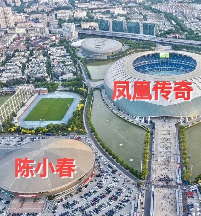 六月底，陈小春和凤凰传奇同一天在天津开演唱会。我很好奇，陈小春唱过几首歌？他不