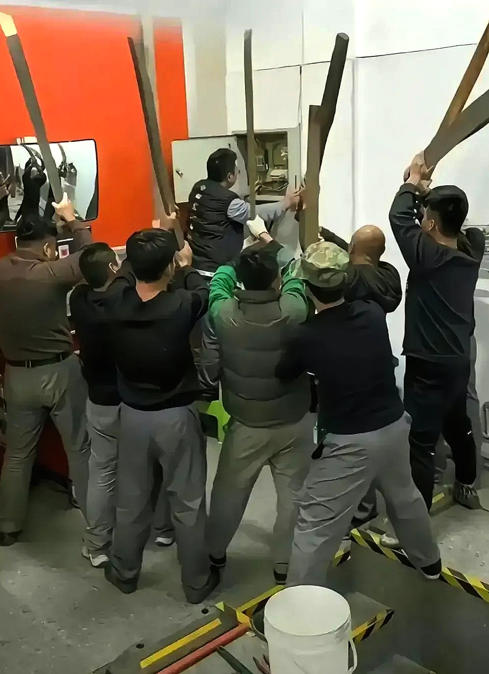 这到底是夸张，还是紧张啊？？？