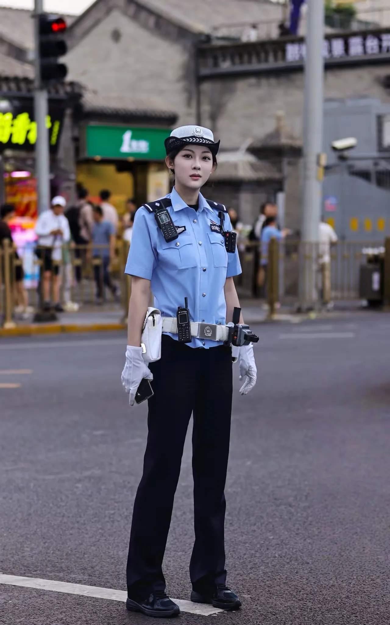 这两位是北京的网红交警张钰和苌天天，想不到这两个人竟然是一个中队的，两人同属于北