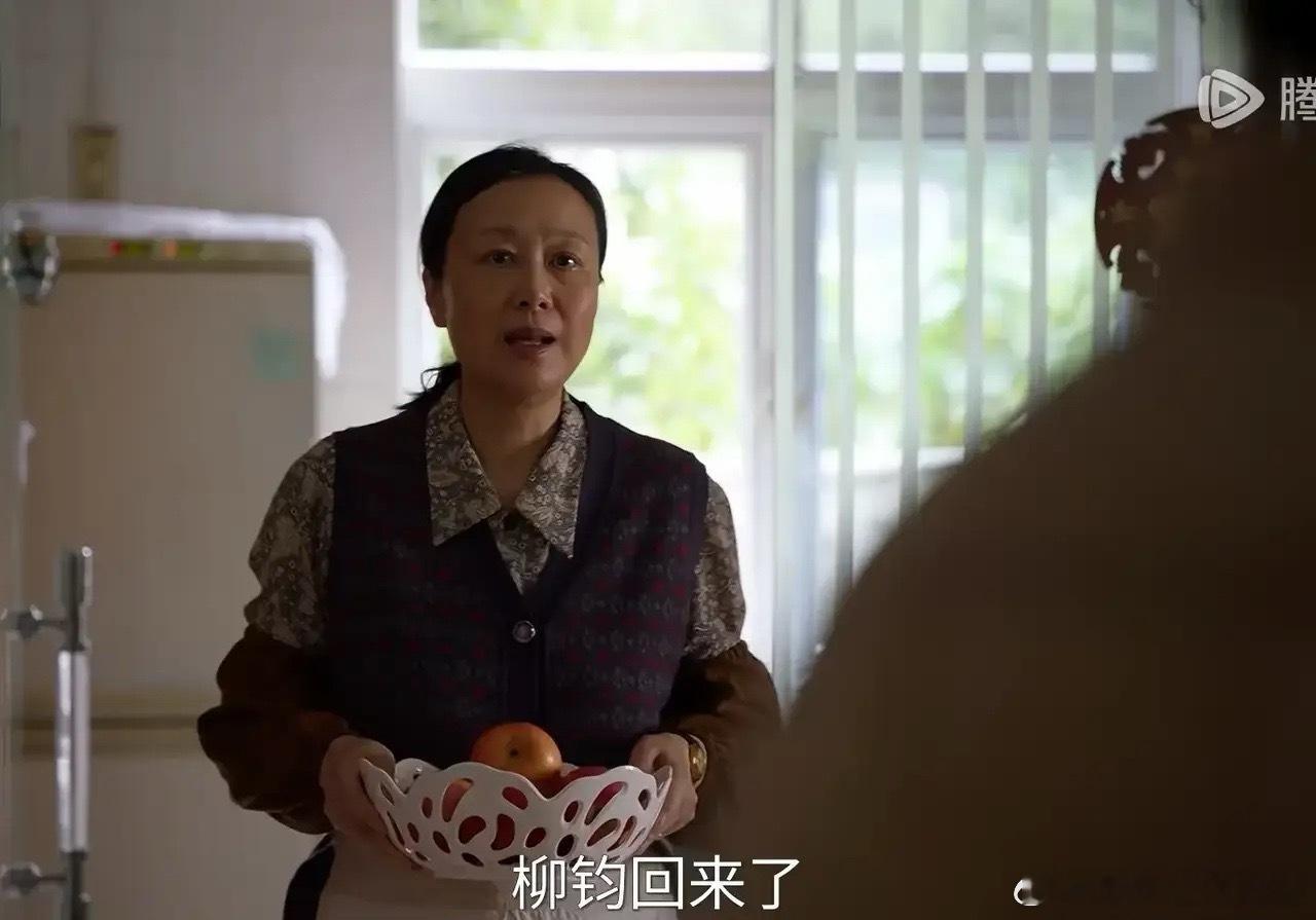 《淬火年代》谢漏数据的那个阿姨又回来了柳钧再次在自己家看到这阿姨都傻眼了，因为阿