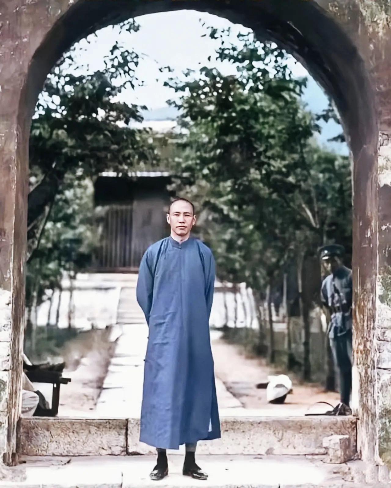 1927年，40岁的蒋中正在明孝陵监工时的一张留影，镜头中的他穿着一袭长袍，是刻