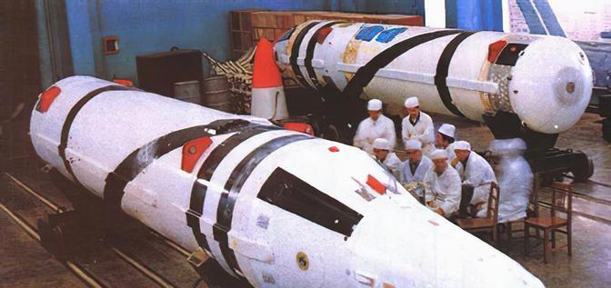 1982年，两百多名武警官兵围住了一大片农田，一人拿着一个铁耙，在田里埋头翻找着