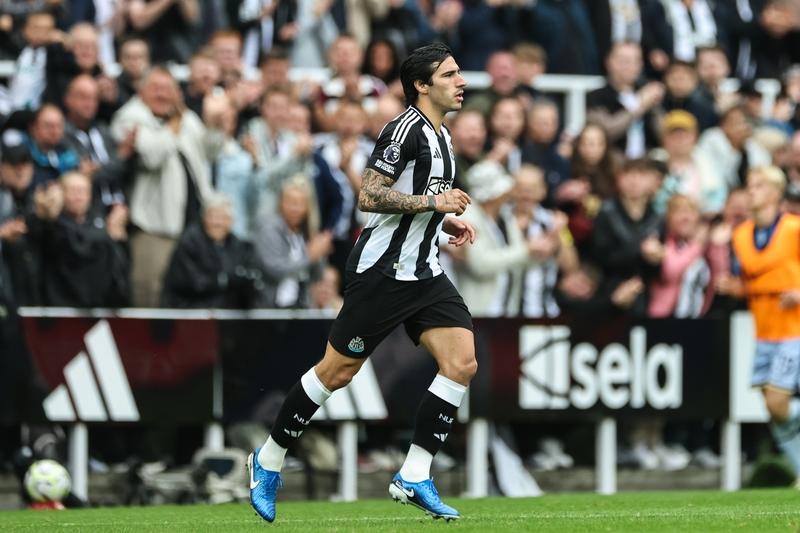 曼联能买到25岁的托纳利，关键就是价钱的问题，经过英超验证水不了；伊萨克水很大程