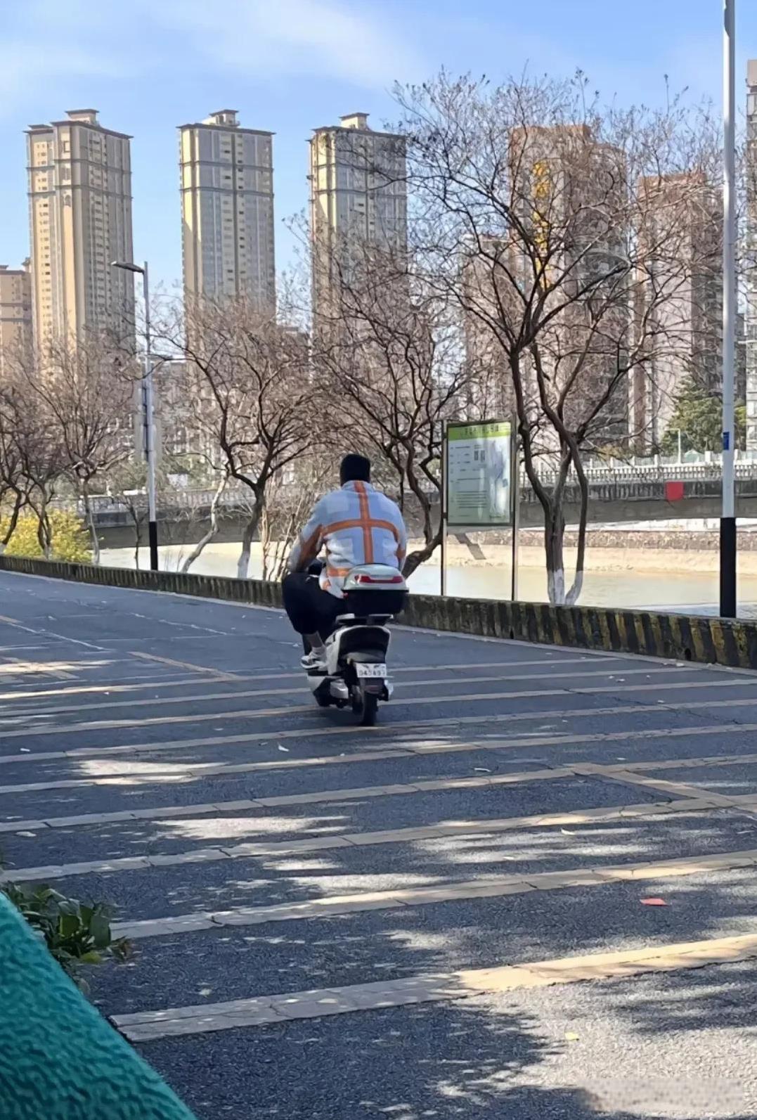 广东队今日消息：杜锋骑小电驴去上班，胡明轩热情回应球迷！从宏远俱乐部到宏远训练