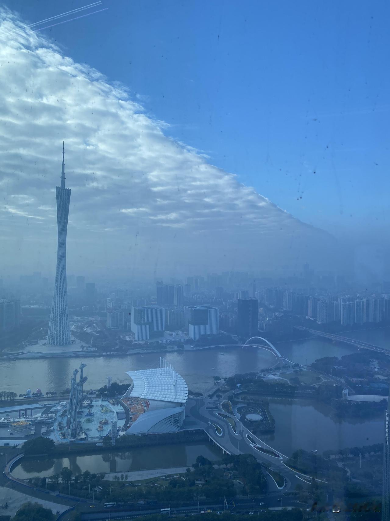 在广州IFC看冷锋过境，也太震撼了吧！云线清清楚楚，一边晴一边阴，完全是地