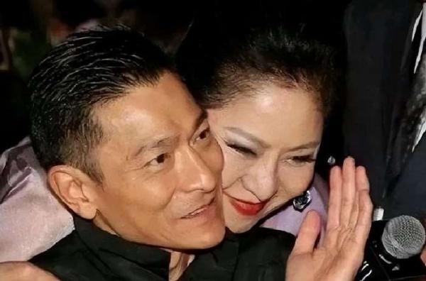 真的太有画面感了！向太从身后轻轻挽住刘德华，双手环着他的脖子，还把下巴温柔地靠在