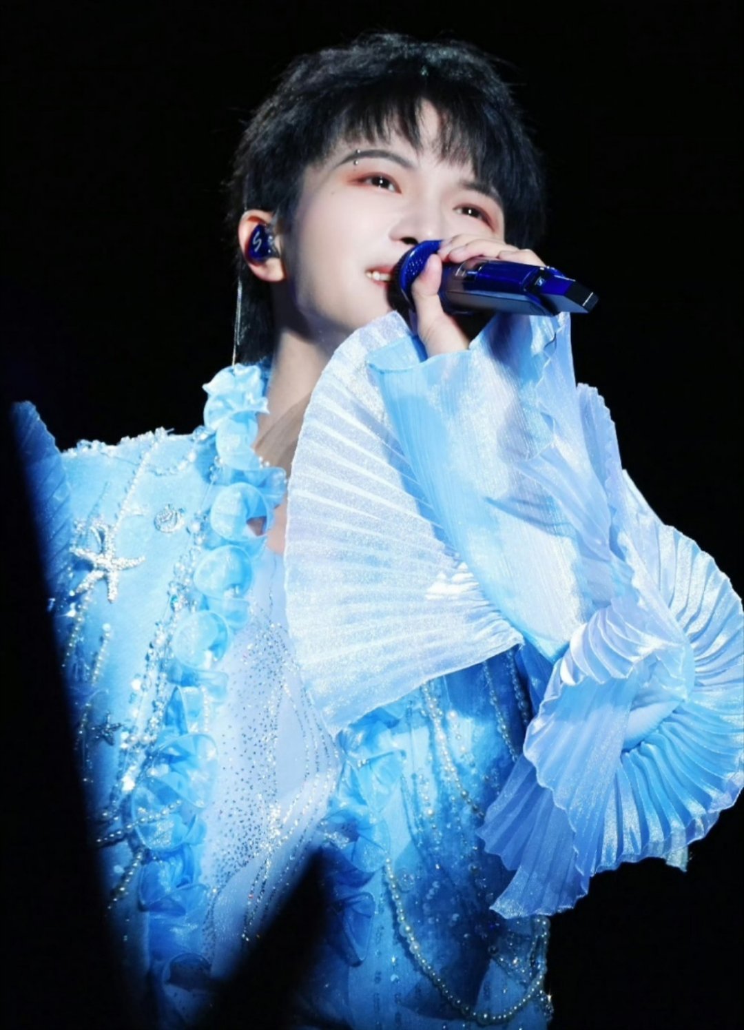 周深VOGUE五毛修图师怎么会有人这么抽象啊，这个出发图完全意想不到[笑着哭][泪