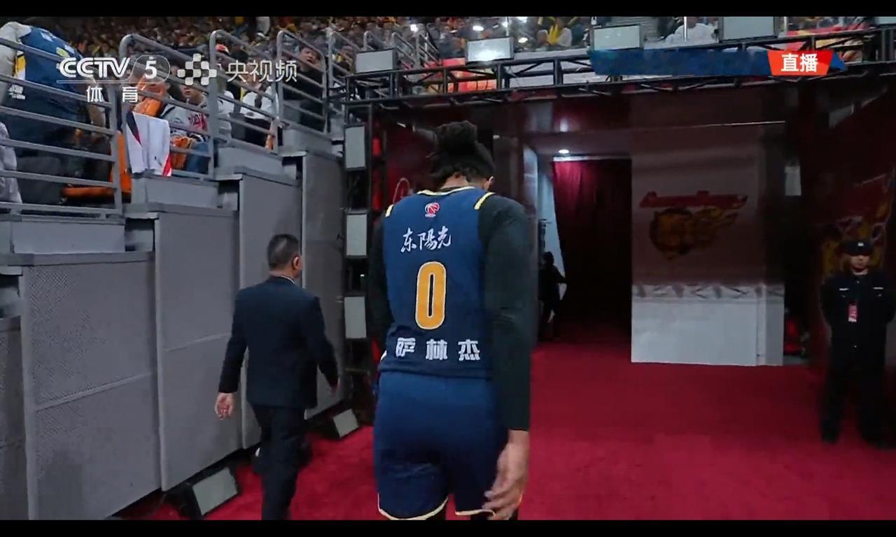 广东再有大将受伤，萨林杰首节就回休息室，他打上海很受伤广东队抢篮板很笨，只要