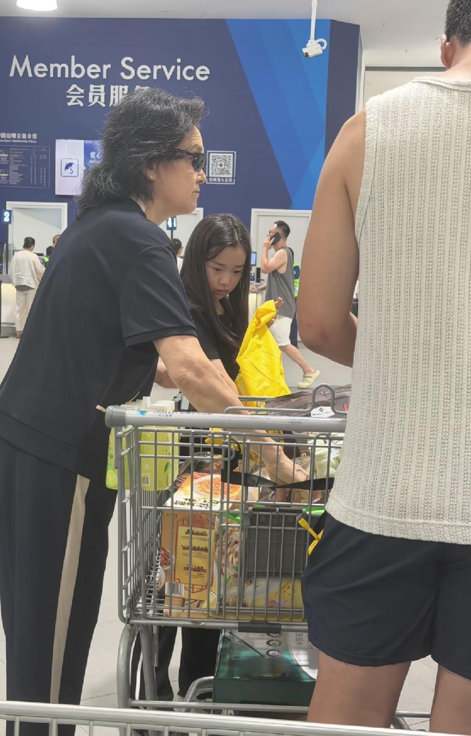 8月2日，小酒窝与亲爸高云翔还有奶奶在天津逛山姆超市，小酒窝大长腿个子高，高云翔