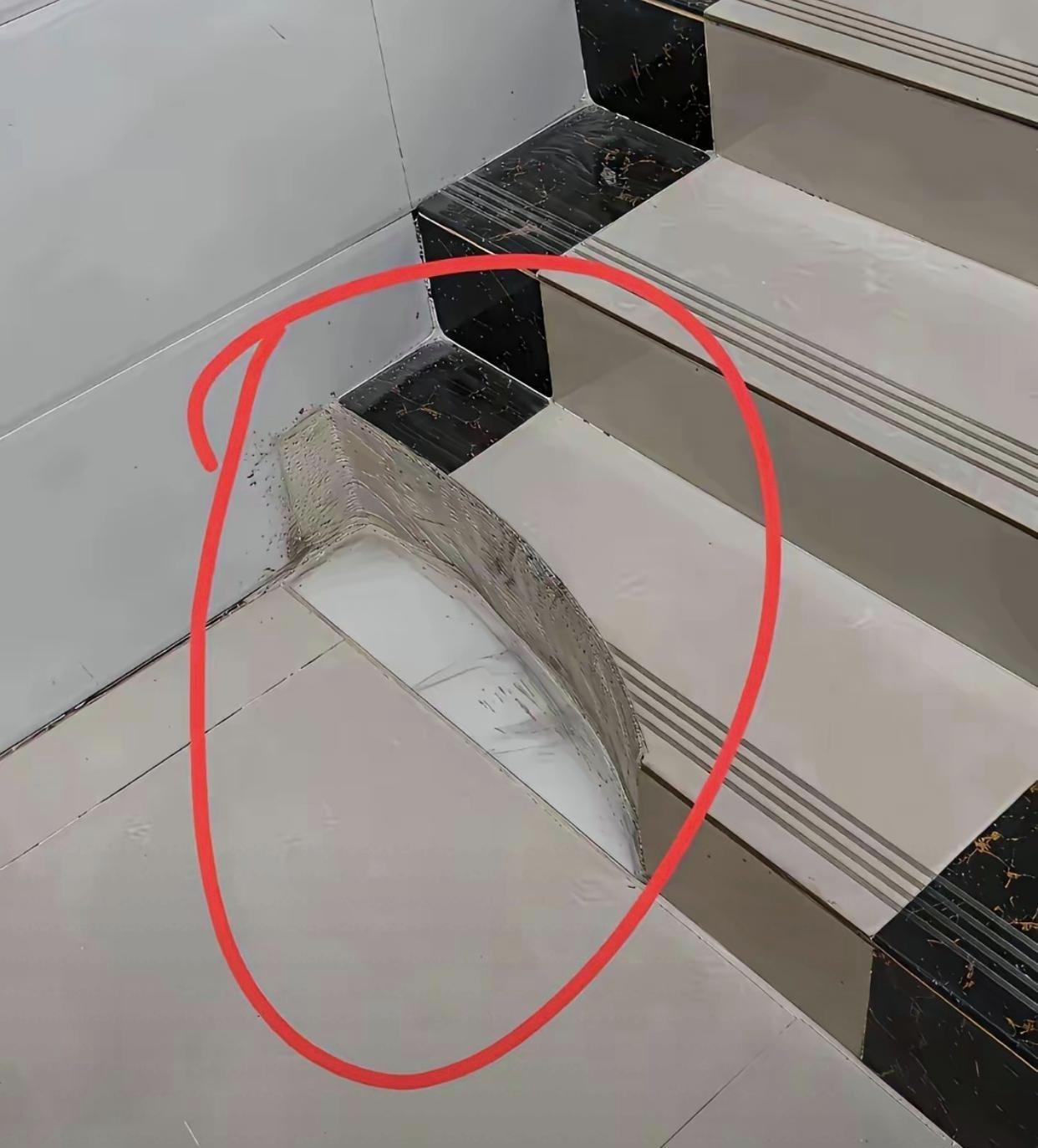 看到别人家自建房楼梯，转角位置专门留出一个缺口，第一眼以为是瓷砖磕坏破损。后来才