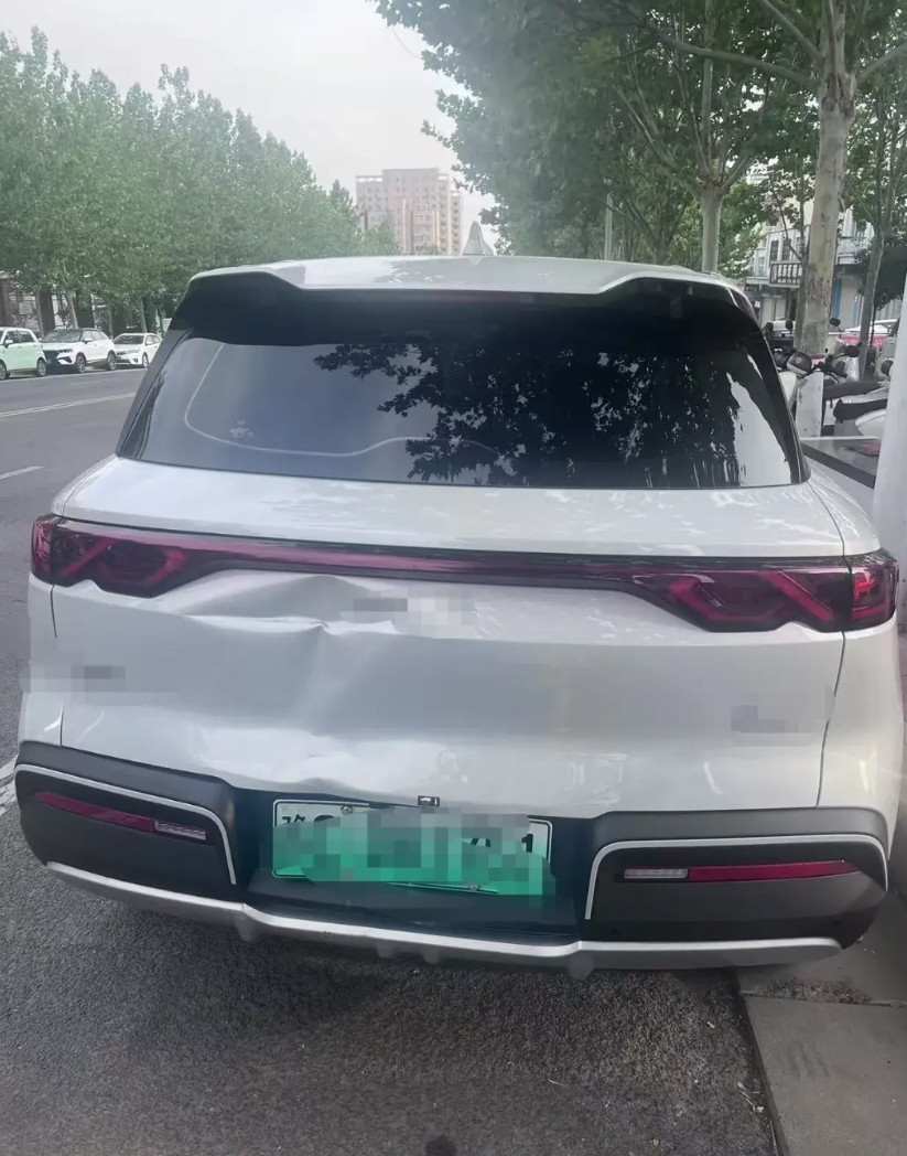 女儿买了一辆新电车，刚开有一个月，停在路边别人撞上了，后车门被撞了一个大坑。