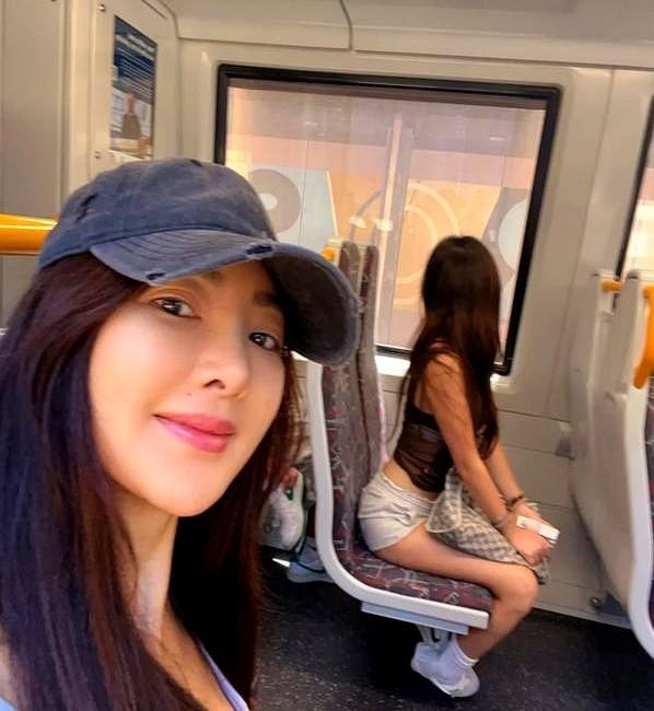 离婚是场手术。有人愈合伤口，有人总在揭疤。你看吴速玲。45岁，晒出比基尼照，