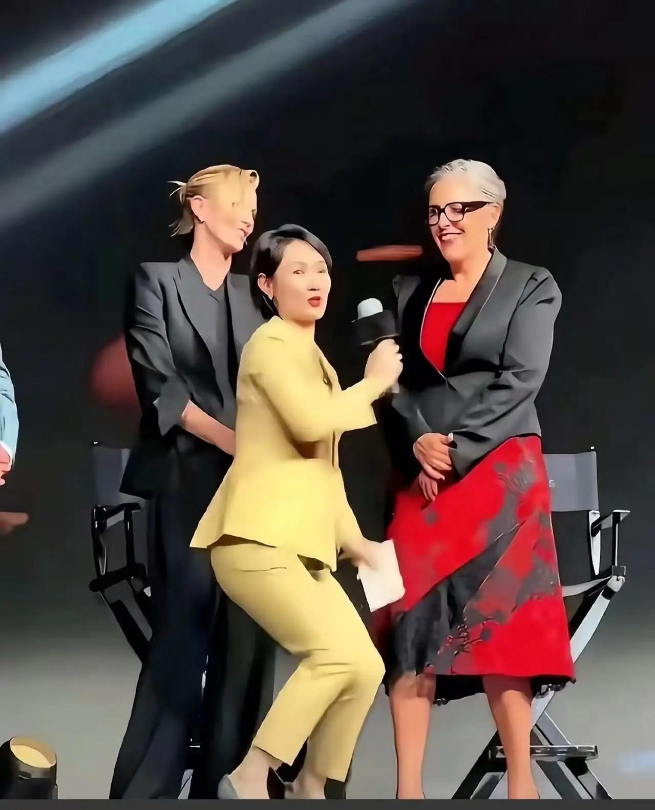 上海女主持接待外宾弯腰半蹲引全网热议，姿态谄媚惹网友反感上海主持人陈璇出席