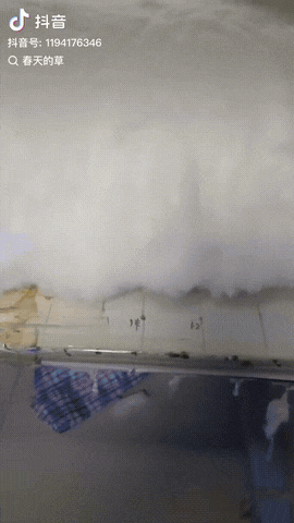 安徽，一大哥到棉被店弹棉被，没想到他一开口就要弹30斤重的，老板劝他说30斤太重