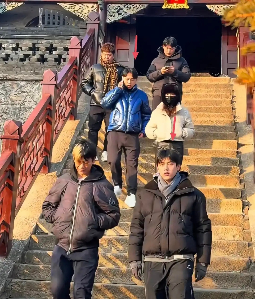 陈凯歌两个儿子到大孤山祈福，大儿子长相成熟老气，小儿子像陈红！