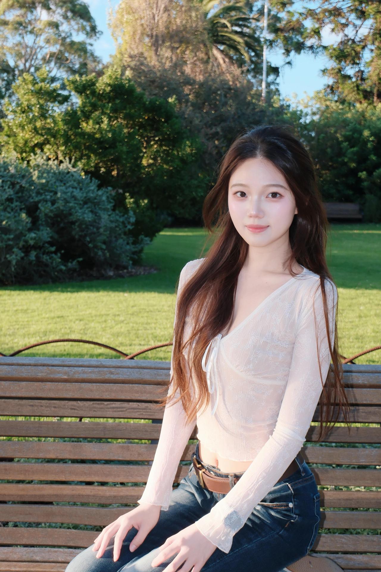 绿树阴中倚长凳