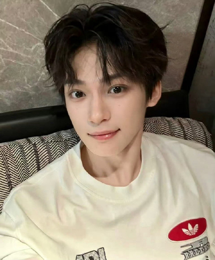 梓渝从爆火之后一条广告都没有接梓渝火了之后没接广发歌也都免费梓渝从爆火之后