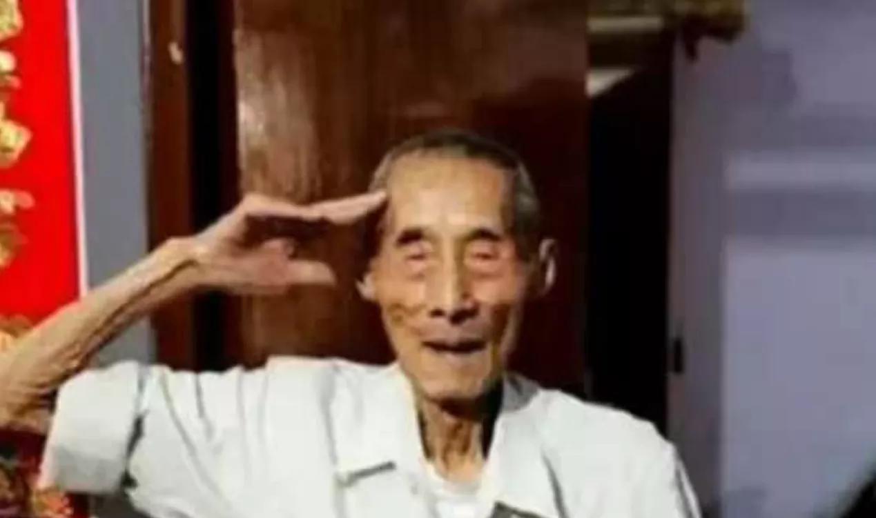 1942年，黄士伟在路上埋60枚地雷阻击日军，准备预测日军会停下的地方时，他突然
