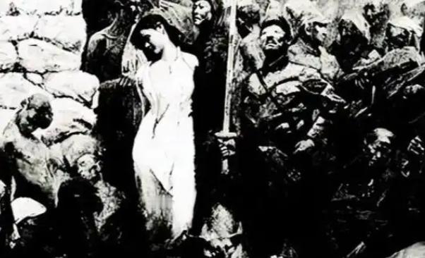 1937年，日本宪兵队的院子里，电线杆上绑着一位年轻女子，她衣衫被撕碎，满脸鲜血