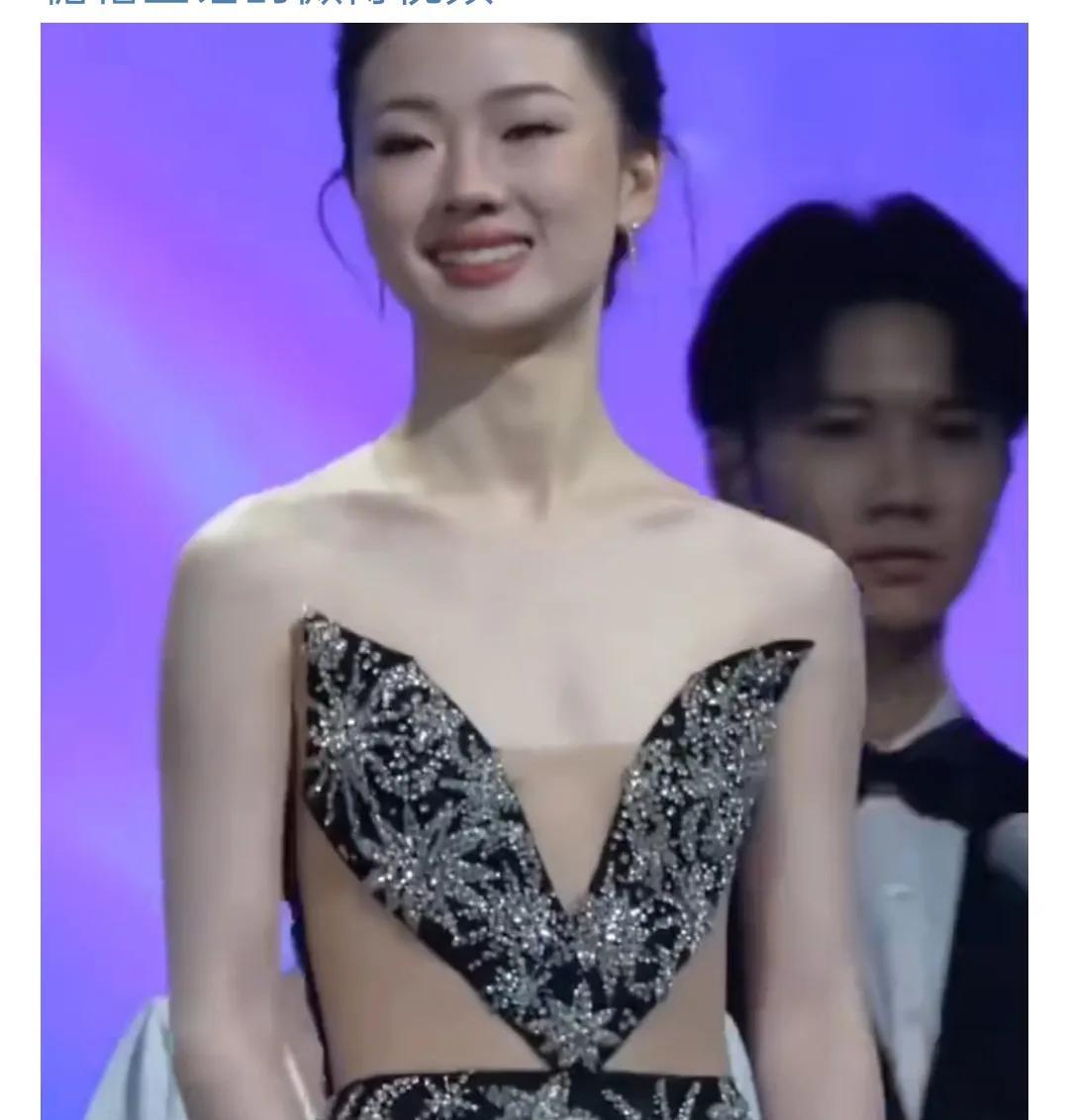 节目组这波操作太迷！单依纯领奖引发热议节目现场，单依纯领奖时，节目组竟将奖杯临