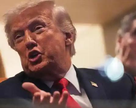 特朗普最近闹得挺欢，非常的强势，但有个事实他躲不掉：一个八十岁的老头，而且是第二