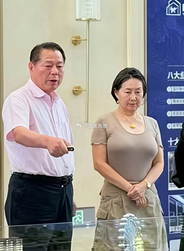 说实话吧，何超琼实在不行就退下来歇歇吧都64岁了，也算高龄了吧，现如今还在信德、