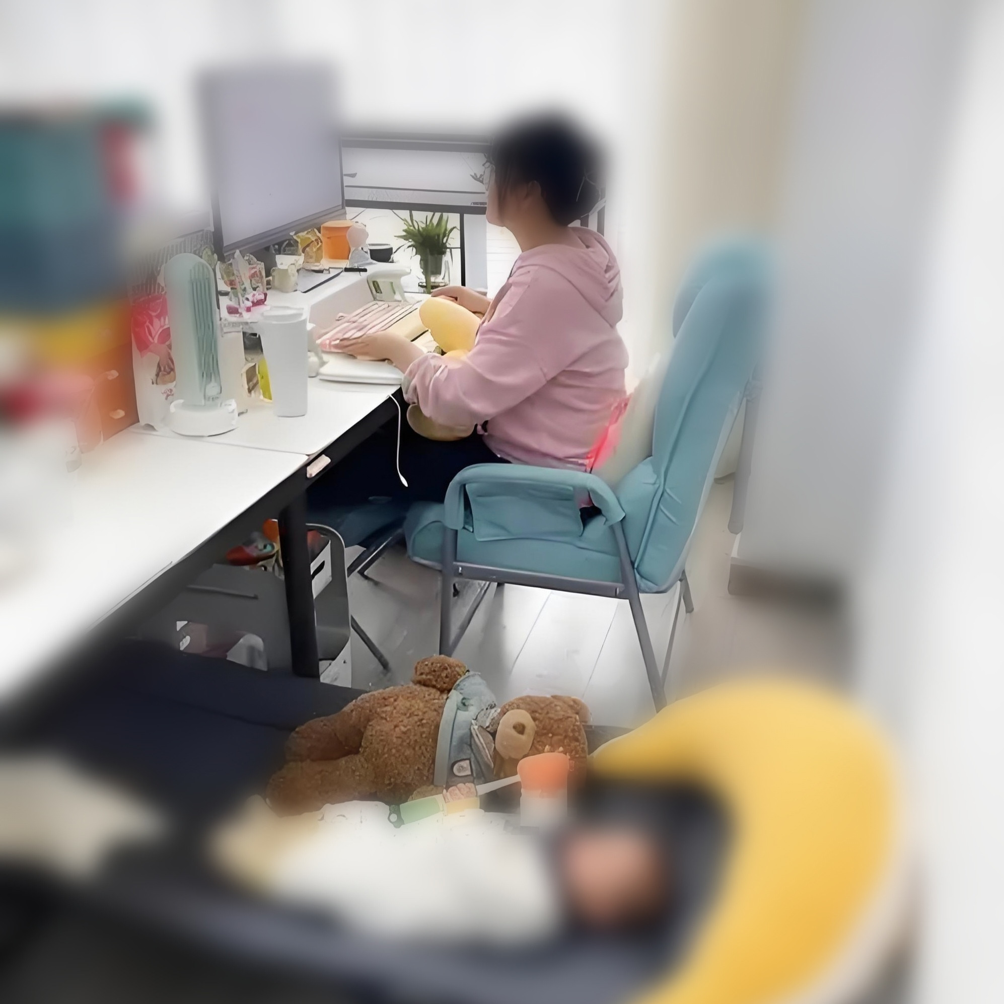 产假还没到期，怀里的宝宝才刚满两个月，一位妈妈抱着襁褓里的小婴儿，出现在了公司办公室。照片传到网上之
