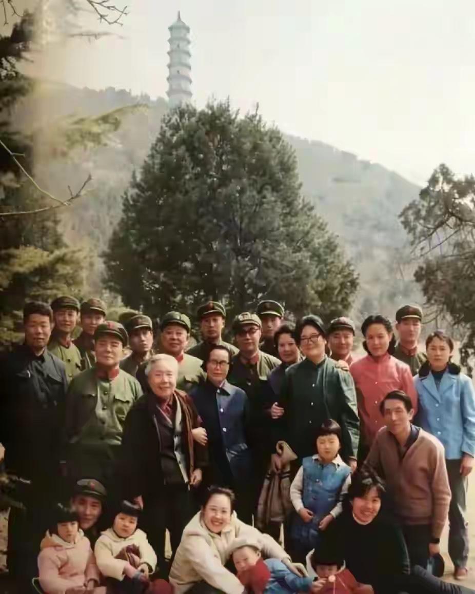 上世纪八十年代初，杨同志与弟弟杨白冰、妹妹杨白琳三家人，在北京玉泉山拍下珍贵合影