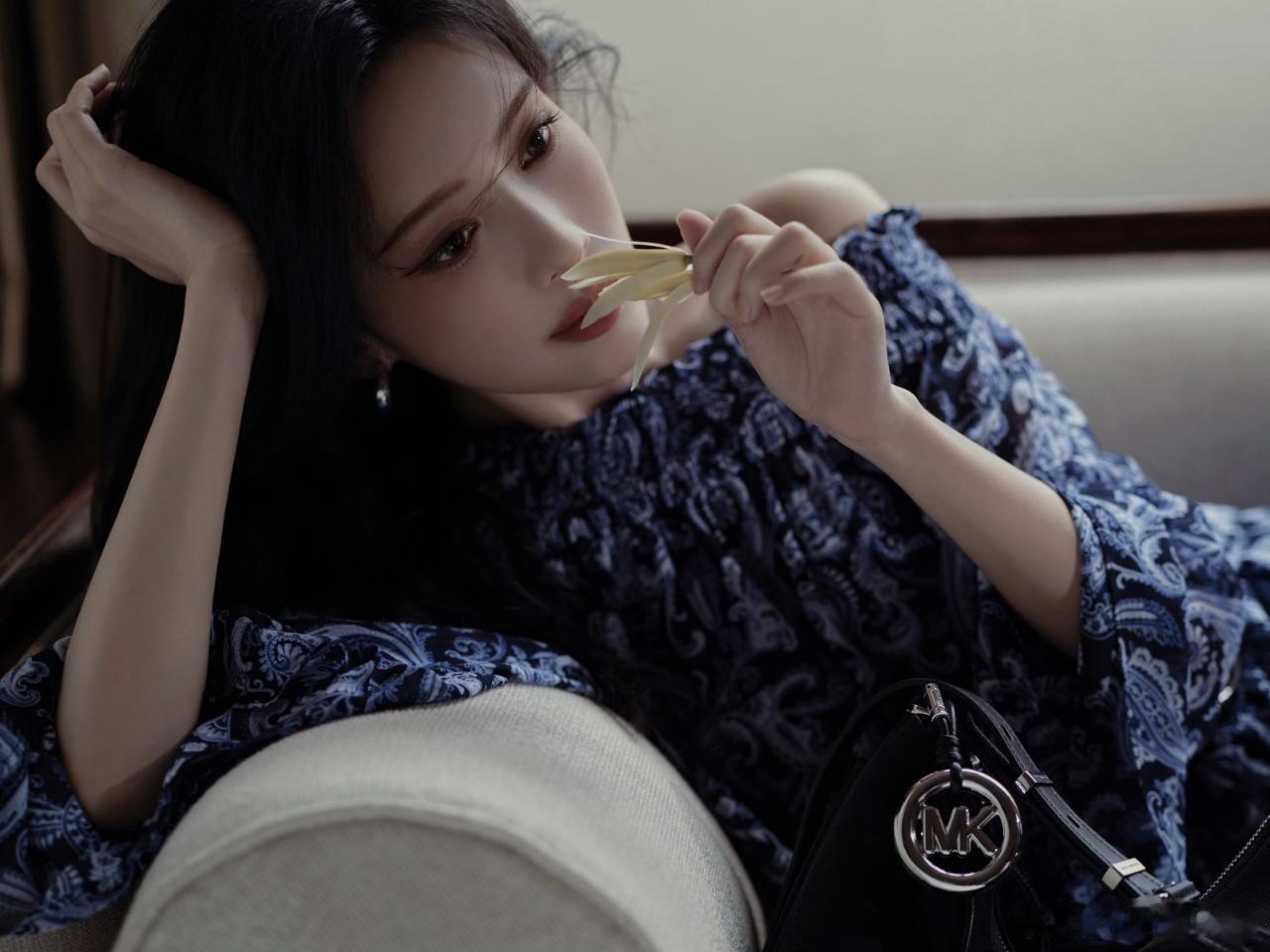 孟子义拿白兰花这张图我真的被孟子义这张出发图美到失语！蓝色碎花裙衬得她气质出众