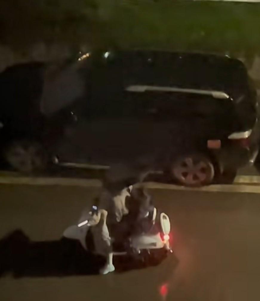 3月20日，浙江温州，当天晚上下着雨。一位母亲骑着电动车接孩子放学，仅仅因为孩子