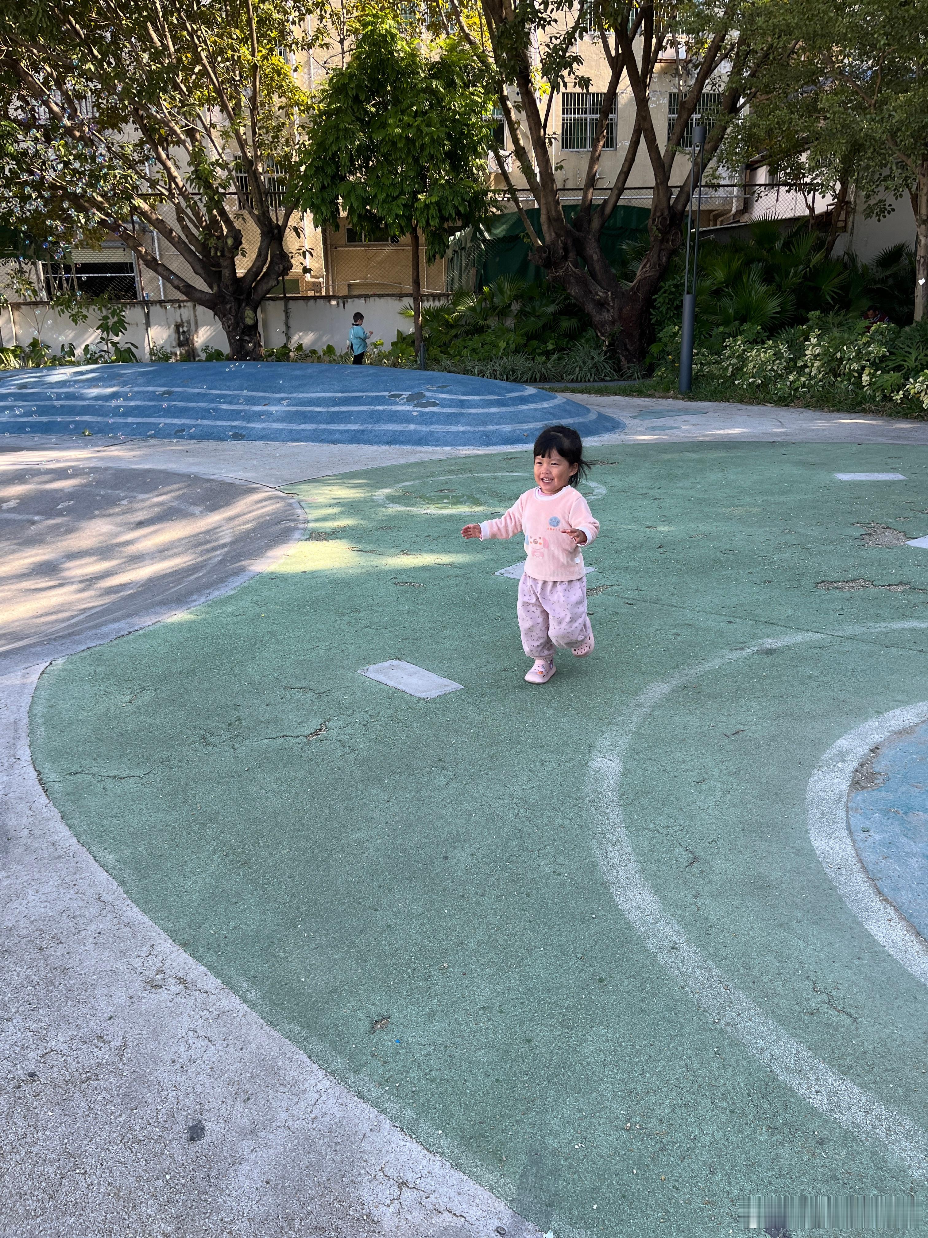 买到泡泡机到了，老是叫我给她买一个泡泡机，看到别人玩，带着渴望的眼神，之前买过一