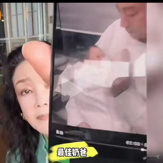 2月26日，张兰给大家看了汪小菲喂汪宝儿喝奶的照片，网友看完，纷纷点赞，说汪小菲