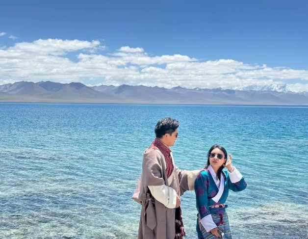 郭晶晶布达拉宫穿裙子被骂了？近日霍启刚郭晶晶西藏旅游被网友们热议。8月1