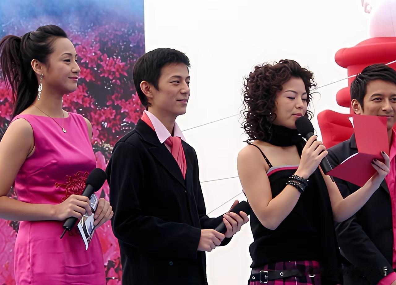 舞台上这四个人，两位男士还继续在主持舞台上，两位女士现在已经发展的非常好了。